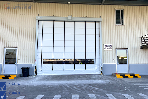 升级工厂仓库大门：高效防尘与频繁进出的抗风快速堆积门