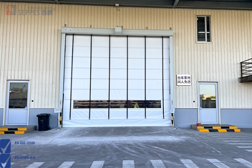 升级工厂仓库大门：高效防尘与频繁进出的抗风快速堆积门